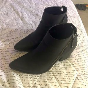 Universal thread women’s size 12.